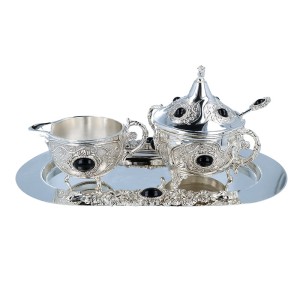 Srebrna cukiernica i mlecznik na tacy metal