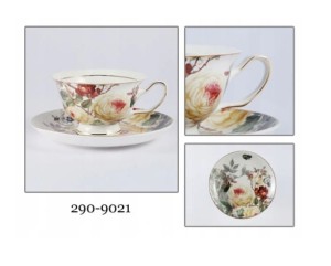 Filiżanka porcelanowa biała z motywem kwiatów