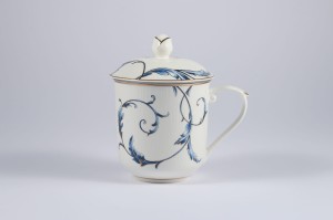 Kubek z zaparzaczem porcelanowy + pokrywka sitko