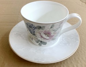 Filiżanka porcelanowa spodek kwiaty delikatny wzór