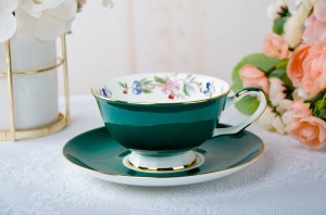 Filiżanka porcelanowa zielona kwiaty spodek  200 ml