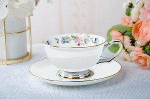 Filiżanka porcelanowa biała kwiaty spodek 200 ml