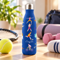Niebieska butelka Easy Life w sportowej scenerii.png